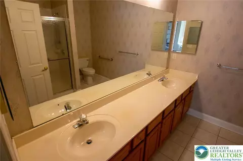 Bath - 1895 Gregory Pl, Hellertown, PA 18055 photo 1 of 1