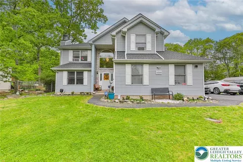 4608 W Pine Ridge Dr, Bushkill, PA 18324