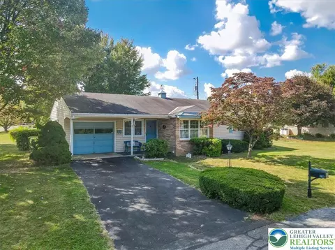 1077 Oakhurst Dr, Slatington, PA 18080