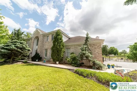 5526 Holiday Dr, Allentown, PA 18104