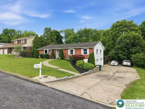 9 Stonecroft Dr, Easton, PA 18045