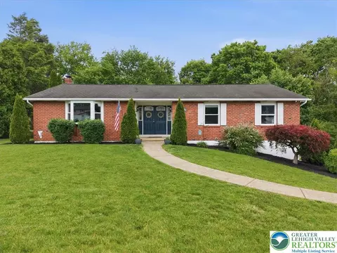 9 Stonecroft Dr, Easton, PA 18045