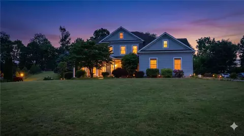 2250 Meadow Brook Dr, Schnecksville, PA 18078