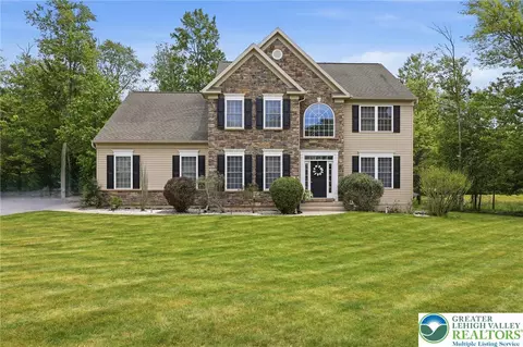 1017 Woodberry Dr, Mountain Top, PA 18707