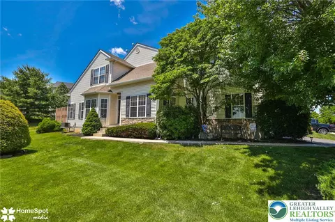 10 Cobblestone Dr, Palmer Township, PA 18045
