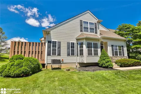 10 Cobblestone Dr, Palmer Township, PA 18045