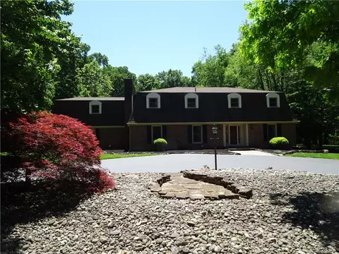1371 Stoke Park Rd, Bethlehem, PA 18017