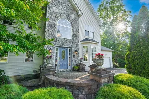 26 Hunters Run Ln, Pottstown, PA 19464