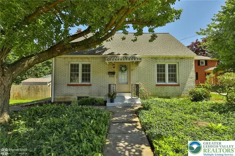 250 Adrain St, Emmaus, PA 18049