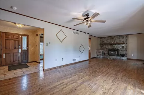 Living - 652 Old State Rd, Oley, PA 19547 photo 2 of 7