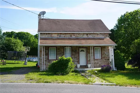 2094 E Scenic Dr, Bath, PA 18014