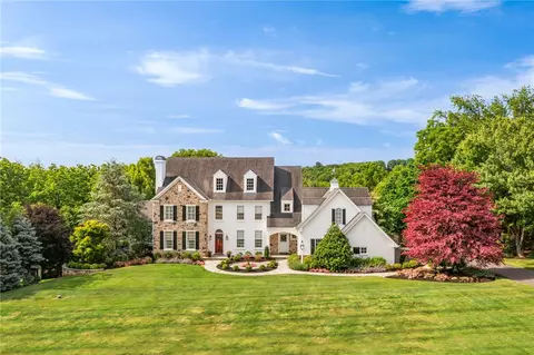 2850 Apple Valley Estates Dr, Orefield, PA 18069