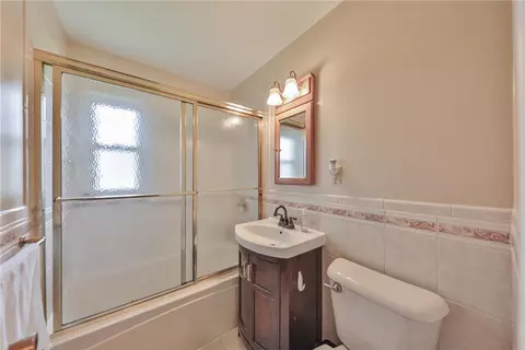Bath - 3050 Cornwall Rd, Bethlehem, PA 18017 photo 1 of 3