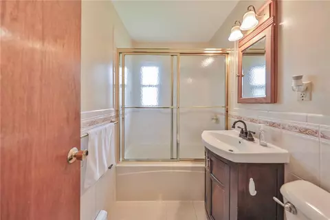 Bath - 3050 Cornwall Rd, Bethlehem, PA 18017 photo 2 of 3