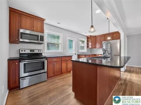 Kitchen - 2587 E Scenic, Bath, PA 18014 photo 5 of 7