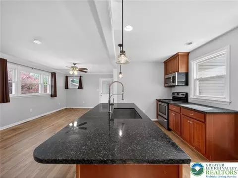 Kitchen - 2587 E Scenic, Bath, PA 18014 photo 6 of 7
