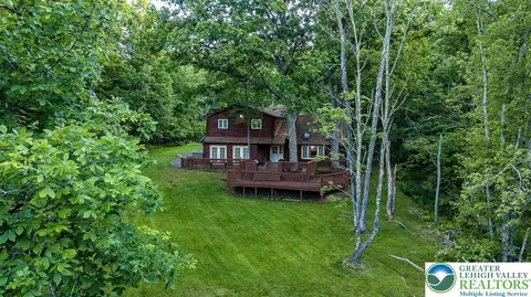 1247 Stony Hollow Cir, Pike, PA 18302
