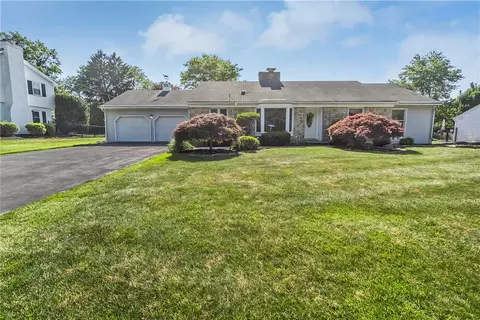 1148 Meadowbrook Cir W, Allentown, PA 18103