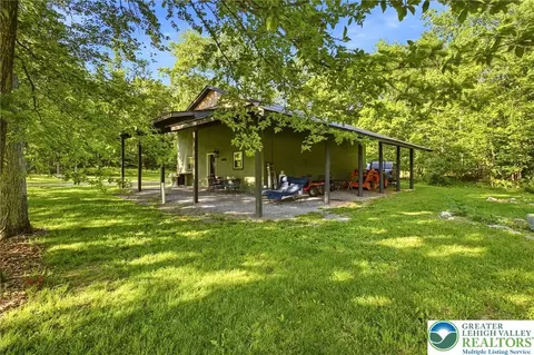 Exterior - 9033 Loop Rd, Slatington Boro, PA 18080 photo 10 of 19