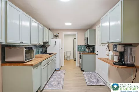 Kitchen - 9033 Loop Rd, Slatington Boro, PA 18080 photo 2 of 6
