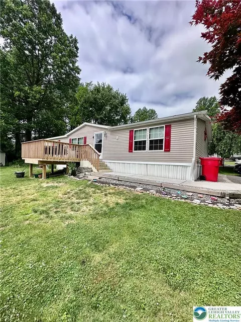 435 Mountain Village Dr, Macungie, PA 18062