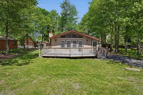 1739 Rolling Hills Dr, Coolbaugh Twp, PA 18466