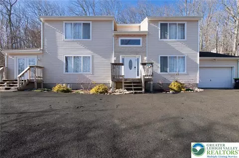 27 Brunswick Dr, Mount Pocono, PA 18344