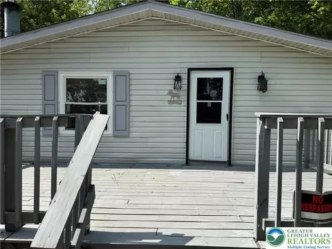 15 School St, Barnesville, PA 18214