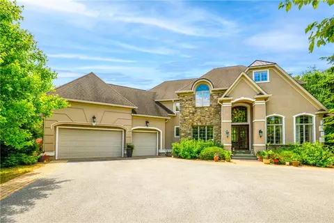 2690 Imperial Crest Ln, Hellertown, PA 18055