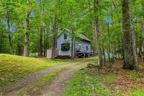 Exterior - 180 E Shore Dr, Dingmans Ferry, PA 18328 photo 4 of 5