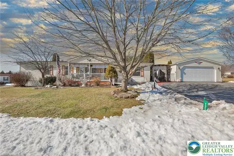 1233 Valley Forge Dr, Walnutport, PA 18088