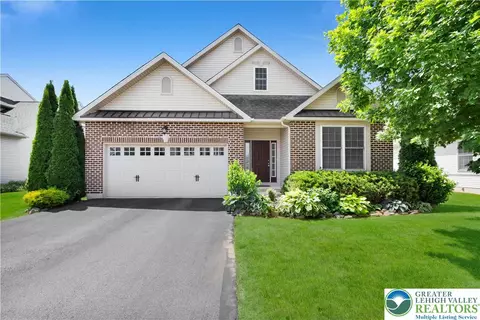 4465 Whitetail Dr, Nazareth, PA 18064