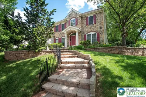 7068 Periwinkle Dr, Macungie, PA 18062