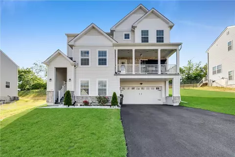 5044 Bellflower Dr, Schnecksville, PA 18078