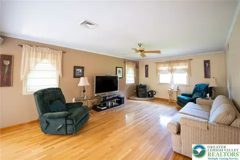 Living - 310 Ridge Rd, Phillipsburg, NJ 08865 photo 3 of 5