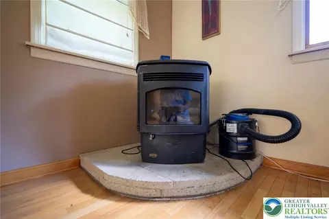 Living - 310 Ridge Rd, Phillipsburg, NJ 08865 photo 5 of 5