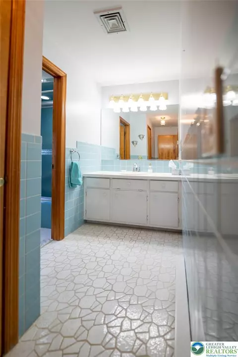 Bath - 310 Ridge Rd, Phillipsburg, NJ 08865 photo 1 of 3