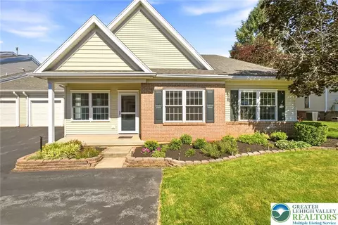 2443 Steeplechase Dr, Macungie, PA 18062