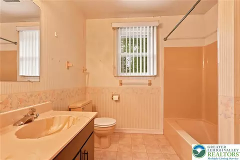 Bath - 613 E Macada Rd, Bethlehem, PA 18017 photo 5 of 6