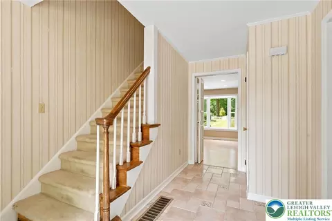Entry Way - 613 E Macada Rd, Bethlehem, PA 18017 photo 2 of 3