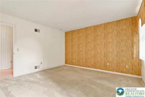 Bedroom - 613 E Macada Rd, Bethlehem, PA 18017 photo 3 of 7