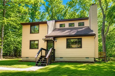 222 Powderhorn Rd, Henryville, PA 18332