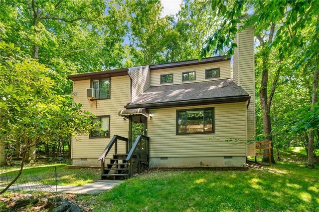 222 Powderhorn Rd, Henryville, PA 18332