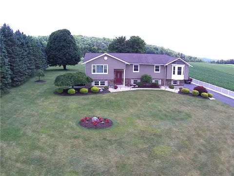 3549 Cedar Dr, Walnutport, PA 18088