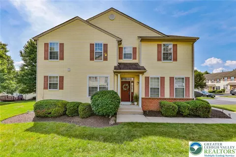 8100 W Cross Creek Cir, Breinigsville, PA 18031