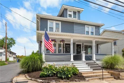 27 E Chestnut St, Nazareth, PA 18064