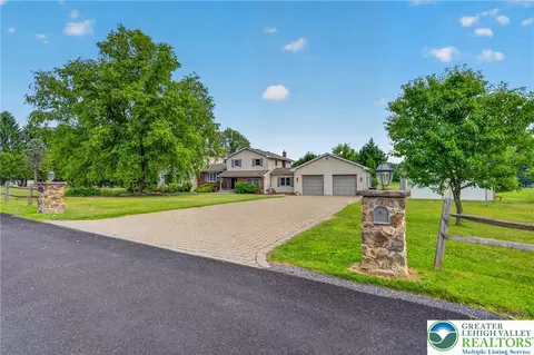 210 Frutchey Ct, Mount Bethel, PA 18343