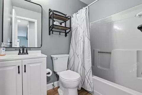 Bath - 142 Saunders Dr, Saw Creek, PA 18324 photo 1 of 4