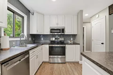 Kitchen - 142 Saunders Dr, Saw Creek, PA 18324 photo 4 of 4