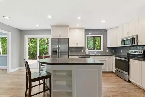 Kitchen - 142 Saunders Dr, Saw Creek, PA 18324 photo 2 of 4